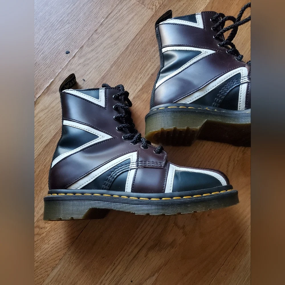 Unisex 1460 Pascal British Flag Doc Martens, Womans Size 6
